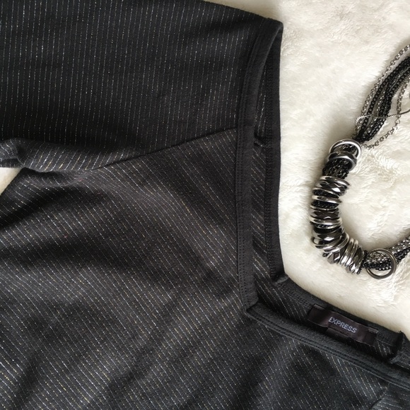 🖤🆕{EXPRESS} V-Neckline Off-Shoulder Rouched Top - Picture 2 of 8